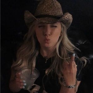 Meet your Posher, Alexandra